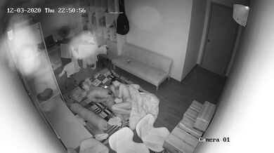 《居家摄像头破解》长期偷窥年轻小夫妻高频率做爱 (4)