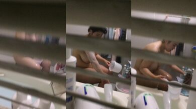 性幻想邻居巨乳媳妇好久了 终于找到机会百叶窗偷拍她用水舀子洗澡脱光之后一对奶子果然巨大手感一定不错好想抓一抓