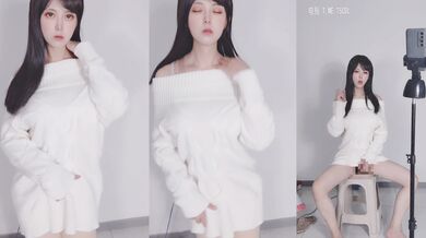 这里是电爪，可爱的男孩子一枚，白色毛衣，很顶的伪娘，诱惑力很强，好想透她逼！